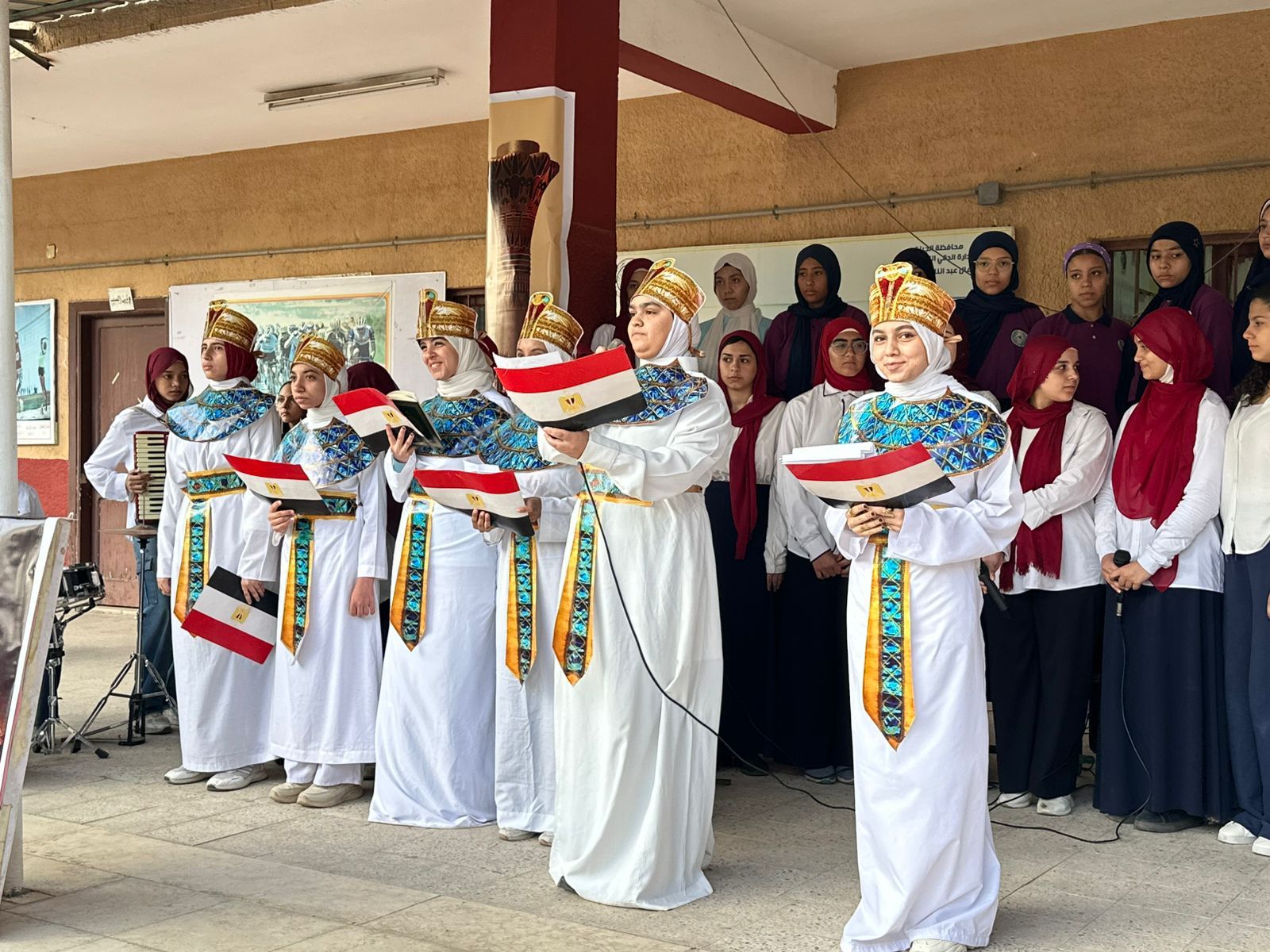 بالزي الفرعوني.. طلاب المدارس يحتفلون بافتتاح المتحف المصري الكبير (صور)