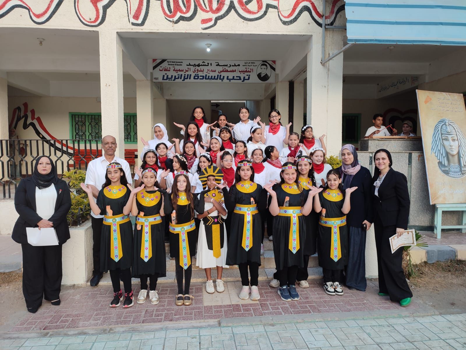 بالزي الفرعوني.. طلاب المدارس يحتفلون بافتتاح المتحف المصري الكبير (صور)