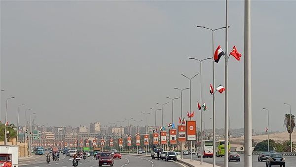 تعليق الأعلام واللافتات الترحيبية بالدول الضيوف على الطرق والمحاور المؤدية للمتحف المصري الكبير