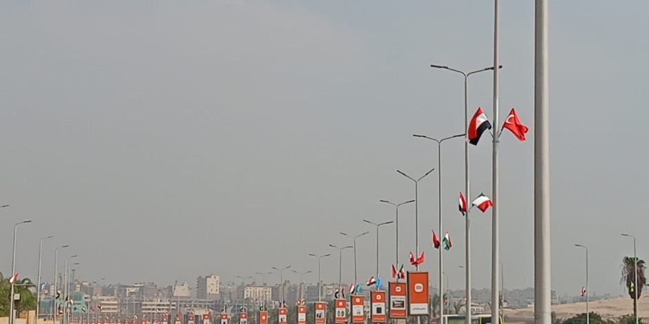 محافظ الجيزة: تعليق الأعلام واللافتات الترحيبية بالدول الضيوف على الطرق والمحاور المؤدية للمتحف المصري الكبير