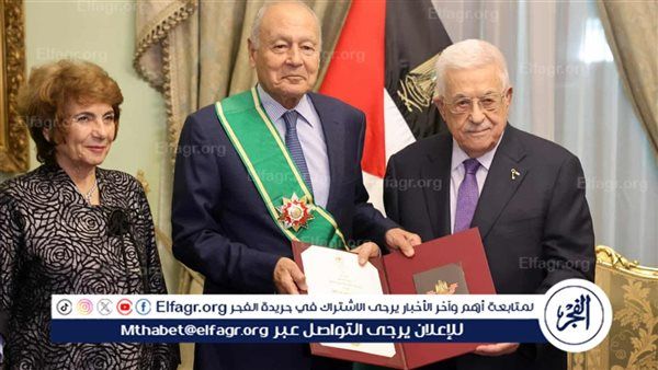 محمود عباس يقلد أبو الغيط الوشاح الأكبر من وسام فلسطين