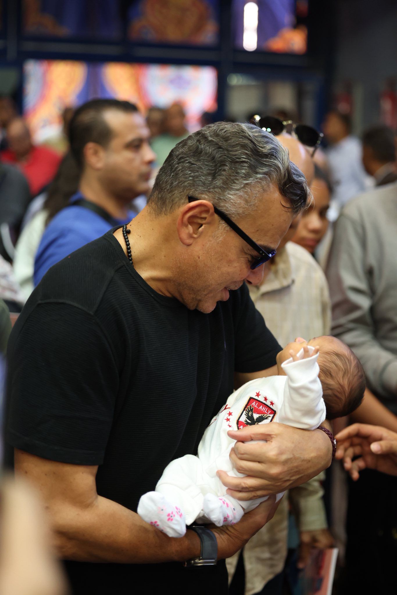 خالد مرتجى مع أصغر رضيع خالد مرتجى مع أصغر رضيع