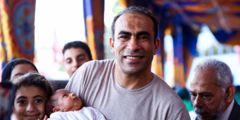 مشاركة طفل رضيع برفقة والديه فى انتخابات الأهلي لاختيار مجلس إدارة جديد.. صور