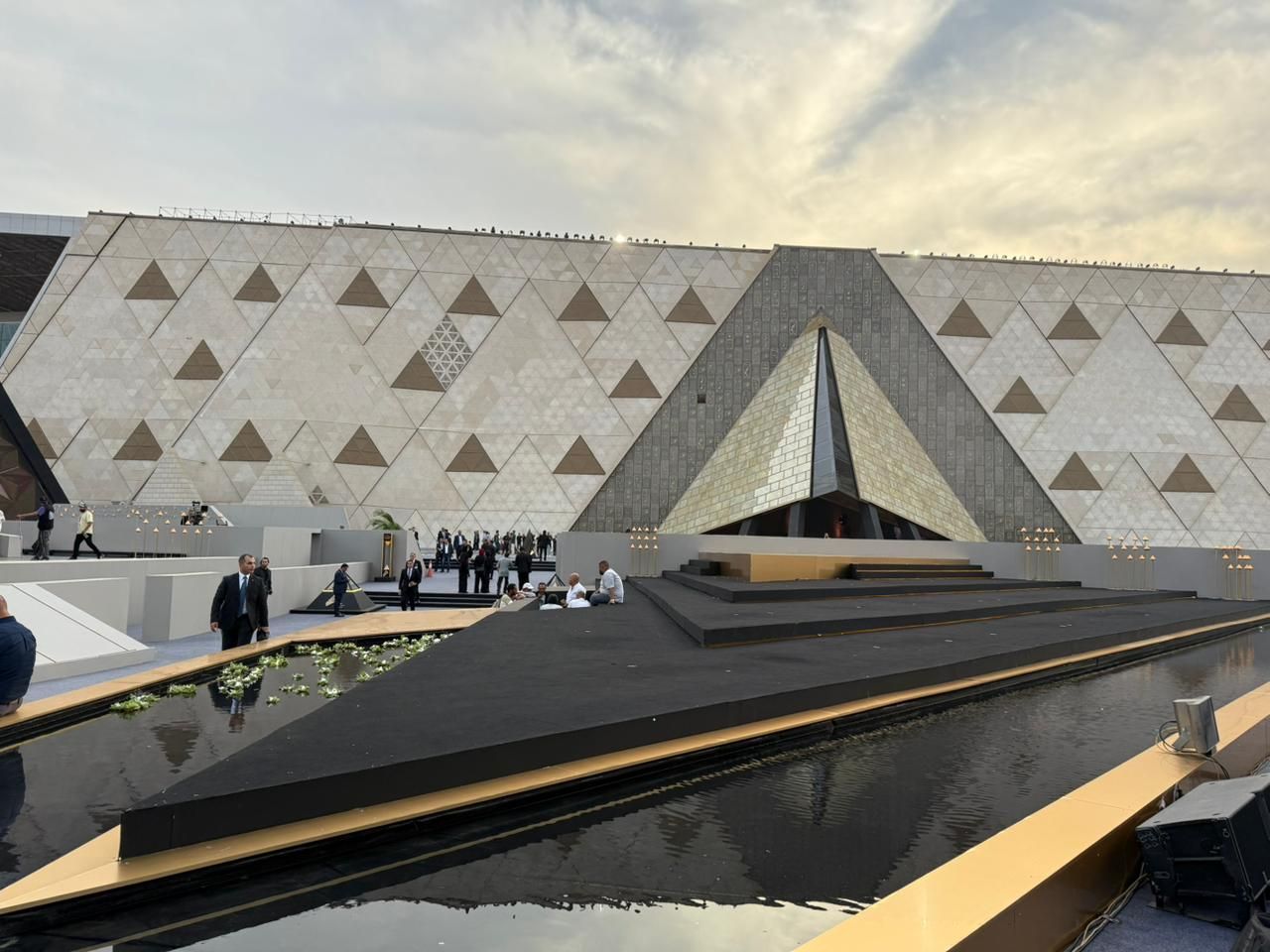 «صوت الأمة» تنشر صورا من استعدادات حفل افتتاح المتحف المصري الكبير