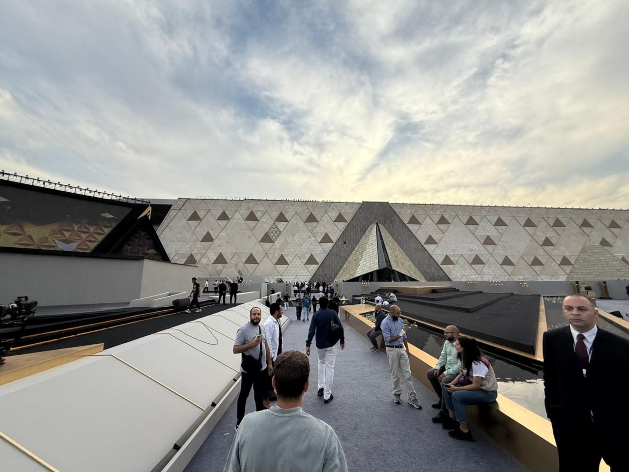 «صوت الأمة» تنشر صورا من استعدادات حفل افتتاح المتحف المصري الكبير