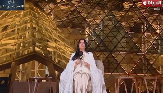 إطلالة فرعونية تُبهر العالم.. منى الشاذلي نجمة الليلة التاريخية في المتحف الكبير