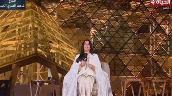 إطلالة فرعونية تُبهر العالم.. منى الشاذلي نجمة الليلة التاريخية في المتحف الكبير