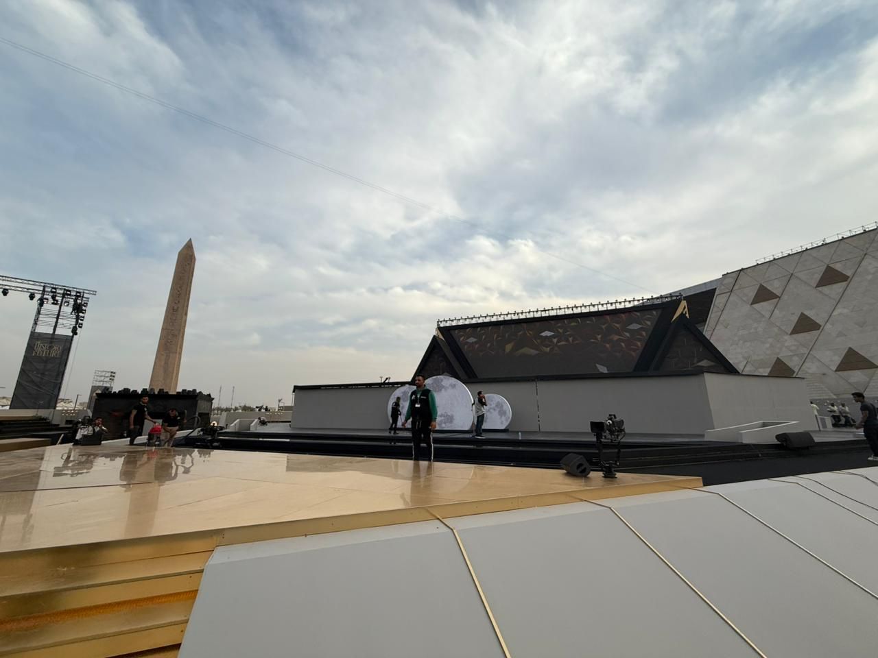 «صوت الأمة» تنشر صورا من استعدادات حفل افتتاح المتحف المصري الكبير