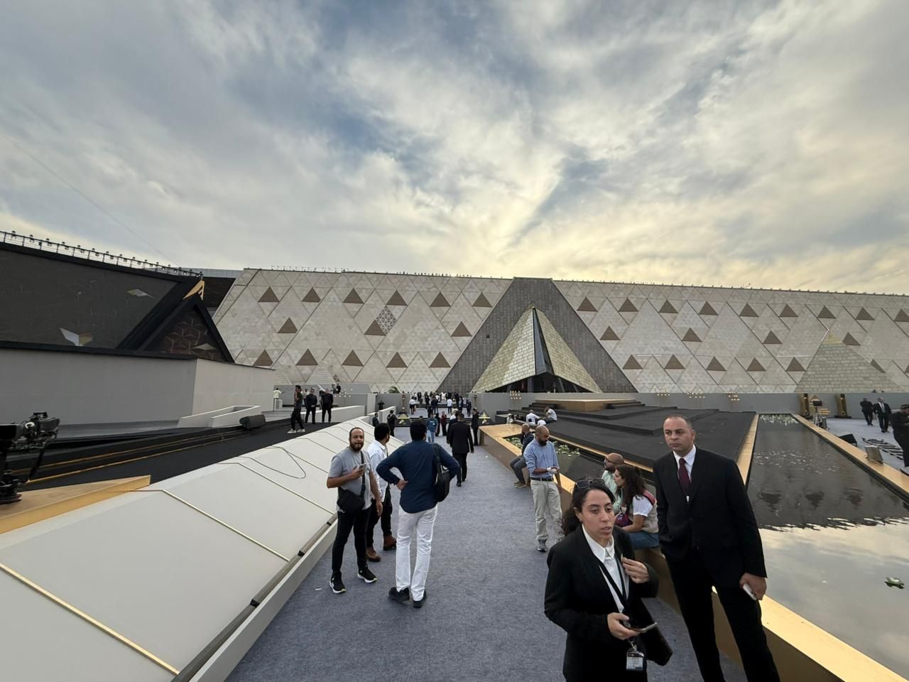 «صوت الأمة» تنشر صورا من استعدادات حفل افتتاح المتحف المصري الكبير