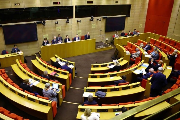 فرنسا تتهم امرأة في قضية سرقة اللوفر