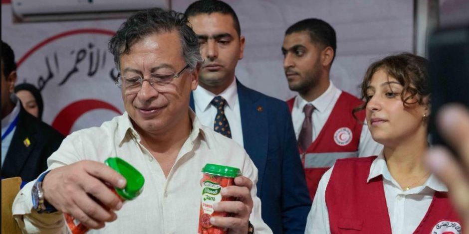 رئيس كولومبيا يشارك في تعبئة المساعدات المصرية المقدمة لقطاع غزة