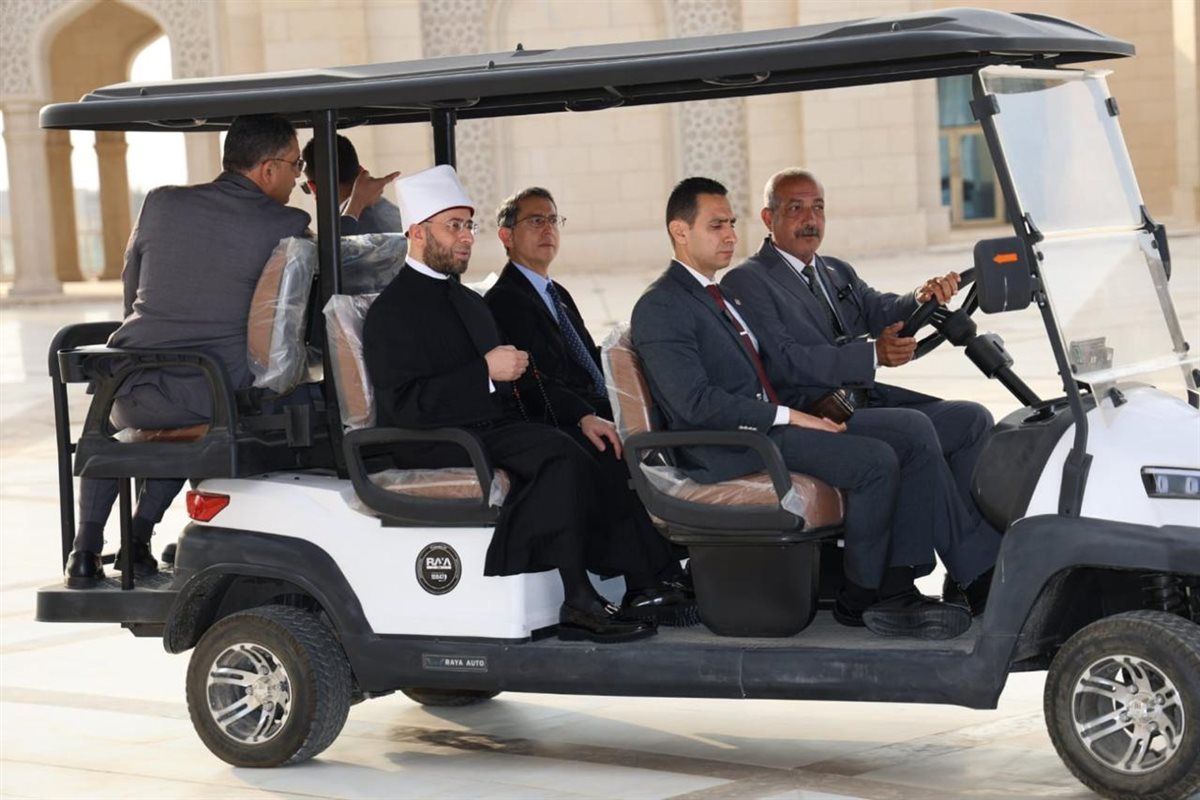 وزير الأوقاف يستقبل الوزير المكلف بالشئون الإسلامية بسنغافورة ويصحبه "بجولة بمسجد مصر الكبير"