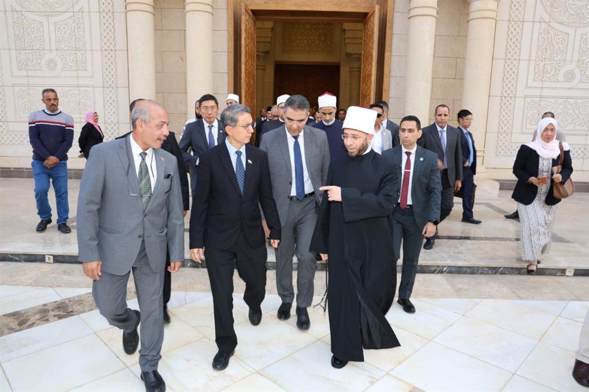 وزير الأوقاف يستقبل الوزير المكلف بالشئون الإسلامية بسنغافورة ويصحبه "بجولة بمسجد مصر الكبير"