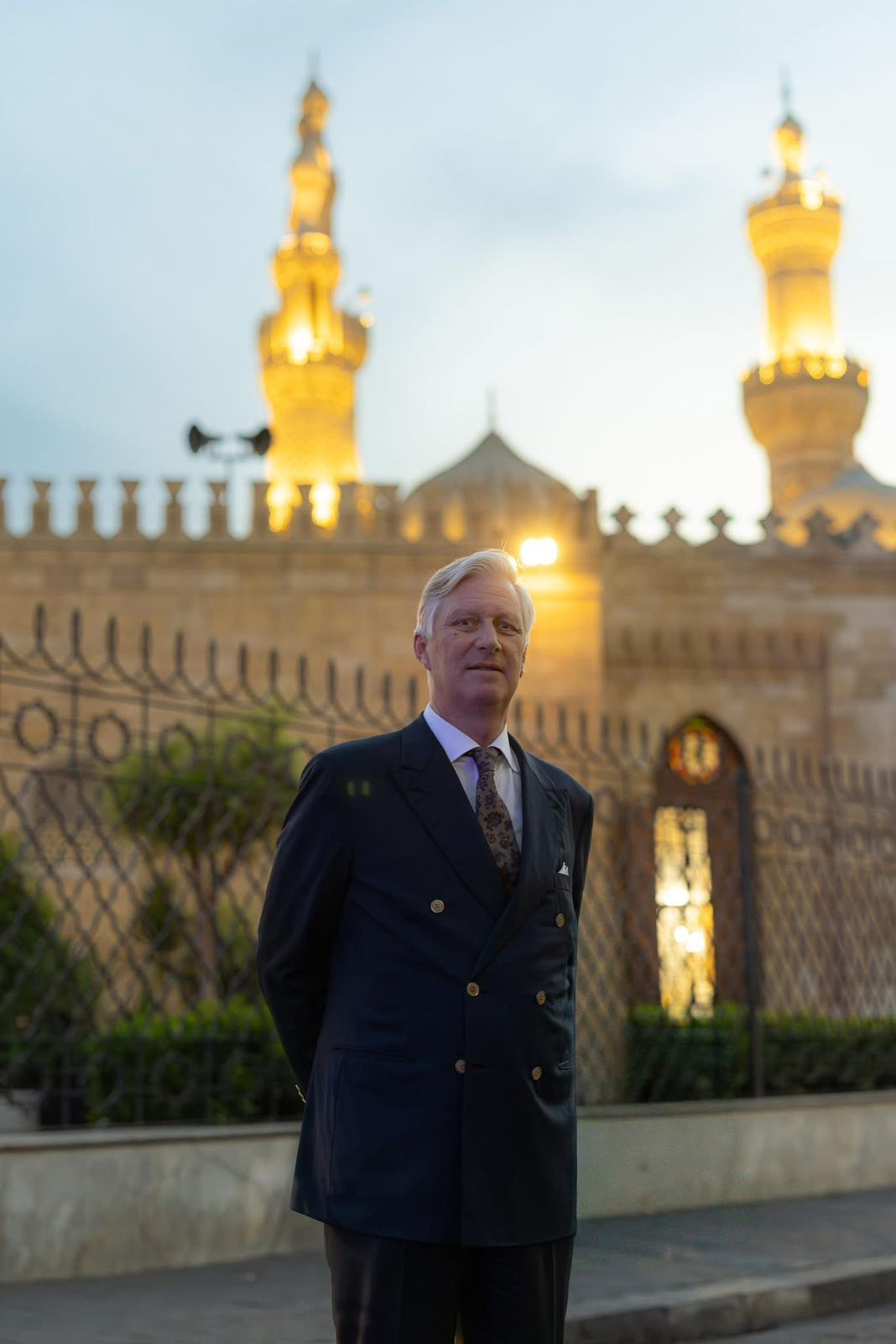 ملك بلجيكا يتجول في شوارع القاهرة ويستمتع بأجواء العاصمة التاريخية ومعالمها الأثرية