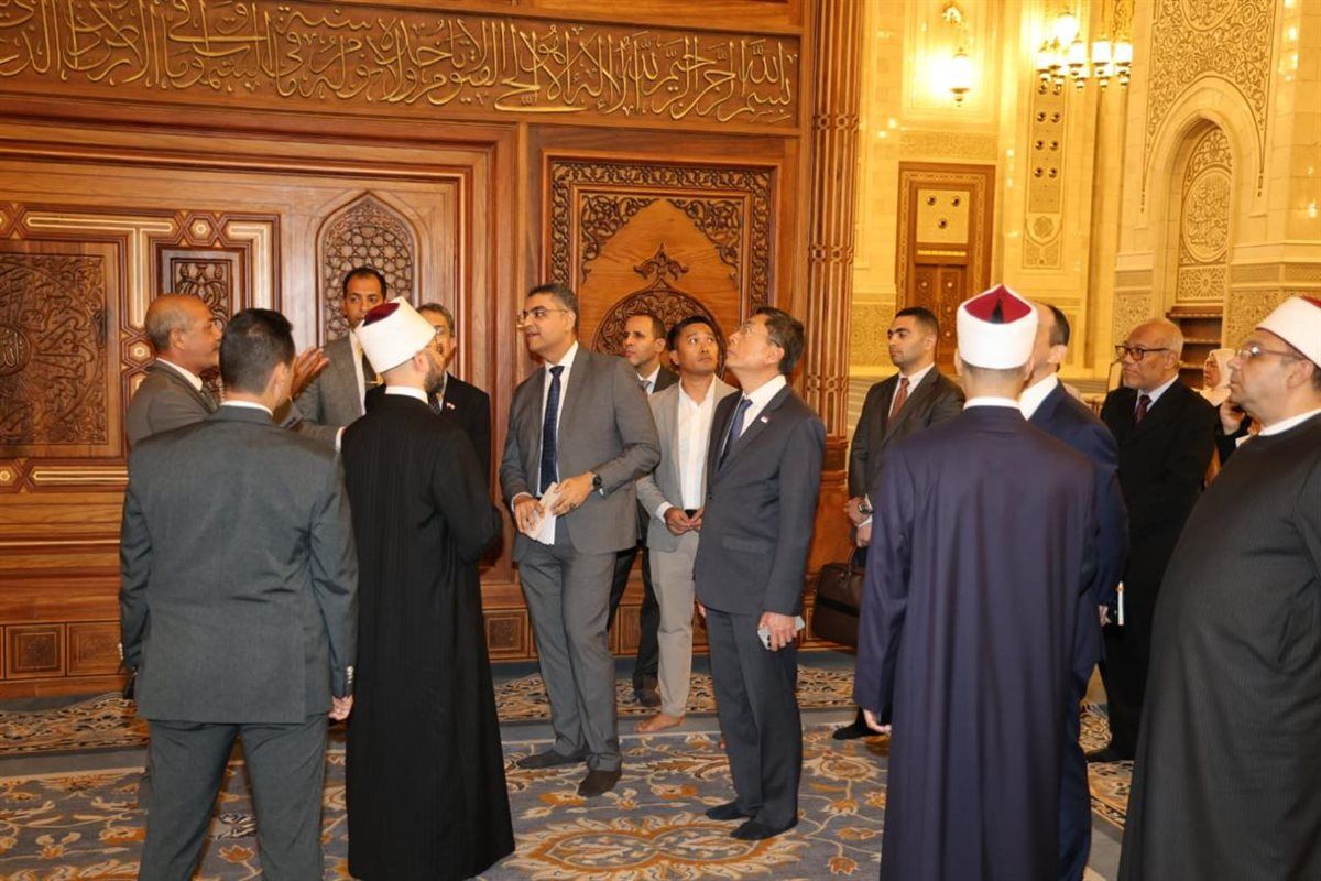 وزير الأوقاف يستقبل الوزير المكلف بالشئون الإسلامية بسنغافورة ويصحبه "بجولة بمسجد مصر الكبير"
