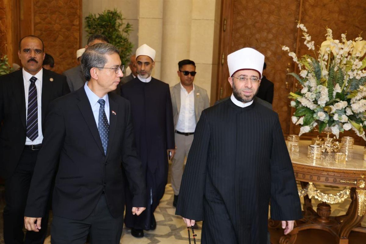 وزير الأوقاف يستقبل الوزير المكلف بالشئون الإسلامية بسنغافورة ويصحبه "بجولة بمسجد مصر الكبير"