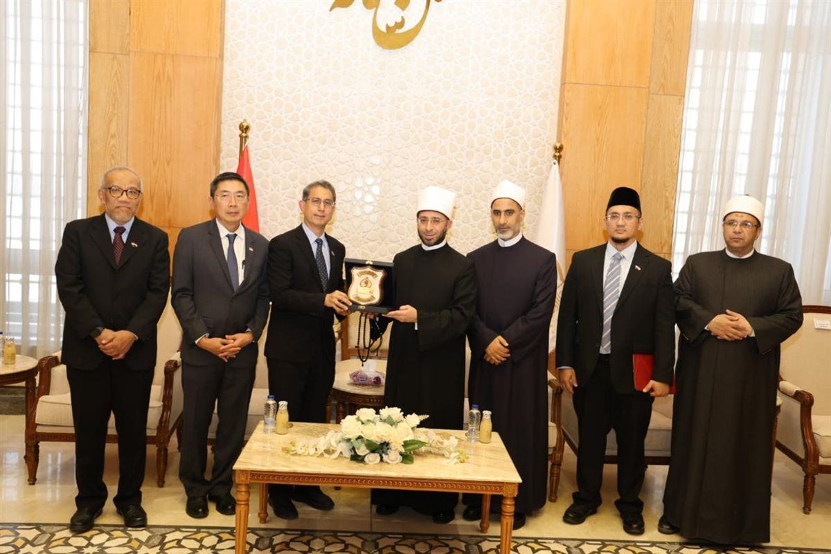 وزير الأوقاف يستقبل الوزير المكلف بالشئون الإسلامية بسنغافورة ويصحبه "بجولة بمسجد مصر الكبير"