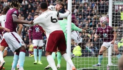 أرسنال يحلّق في الصدارة بثنائية بيرنلي