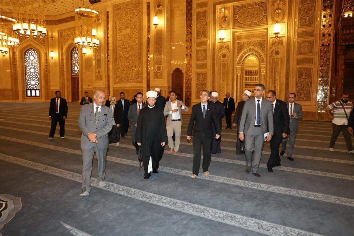 وزير الأوقاف يستقبل الوزير المكلف بالشئون الإسلامية بسنغافورة ويصحبه "بجولة بمسجد مصر الكبير"
