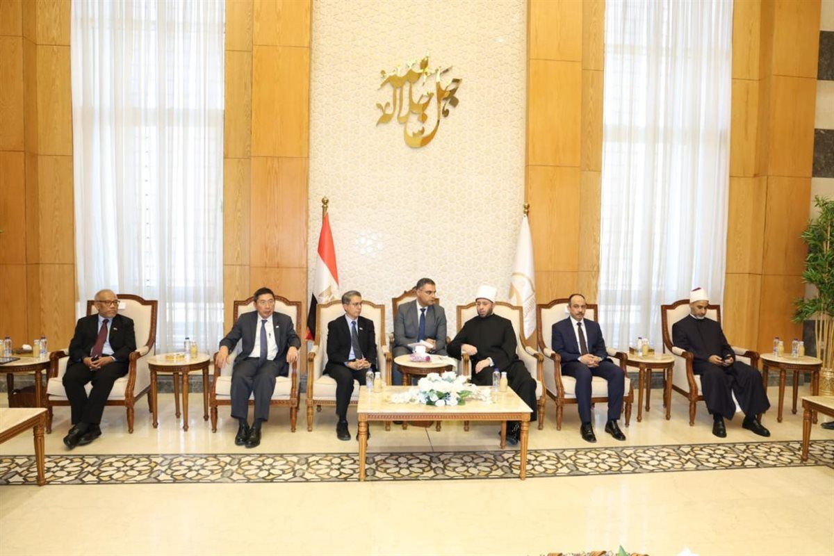 وزير الأوقاف يستقبل الوزير المكلف بالشئون الإسلامية بسنغافورة ويصحبه "بجولة بمسجد مصر الكبير"