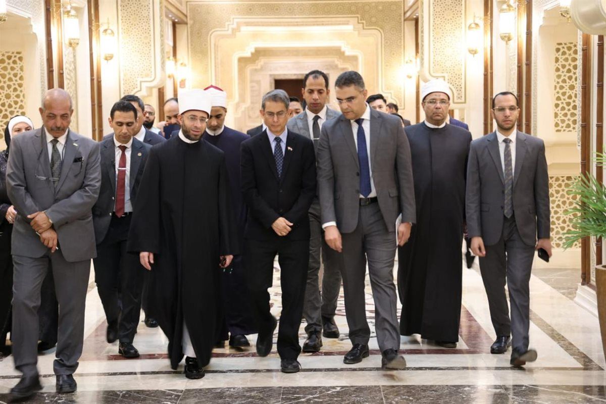 وزير الأوقاف يستقبل الوزير المكلف بالشئون الإسلامية بسنغافورة ويصحبه "بجولة بمسجد مصر الكبير"