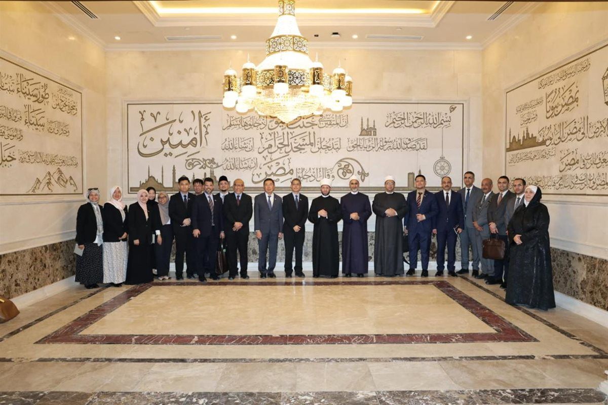 وزير الأوقاف يستقبل الوزير المكلف بالشئون الإسلامية بسنغافورة ويصحبه "بجولة بمسجد مصر الكبير"