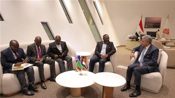 وزير السياحة والآثار يلتقي مع وزير السياحة بدولة زامبيا لبحث سبل التعاون المشترك بين البلدين في مجال السياحة