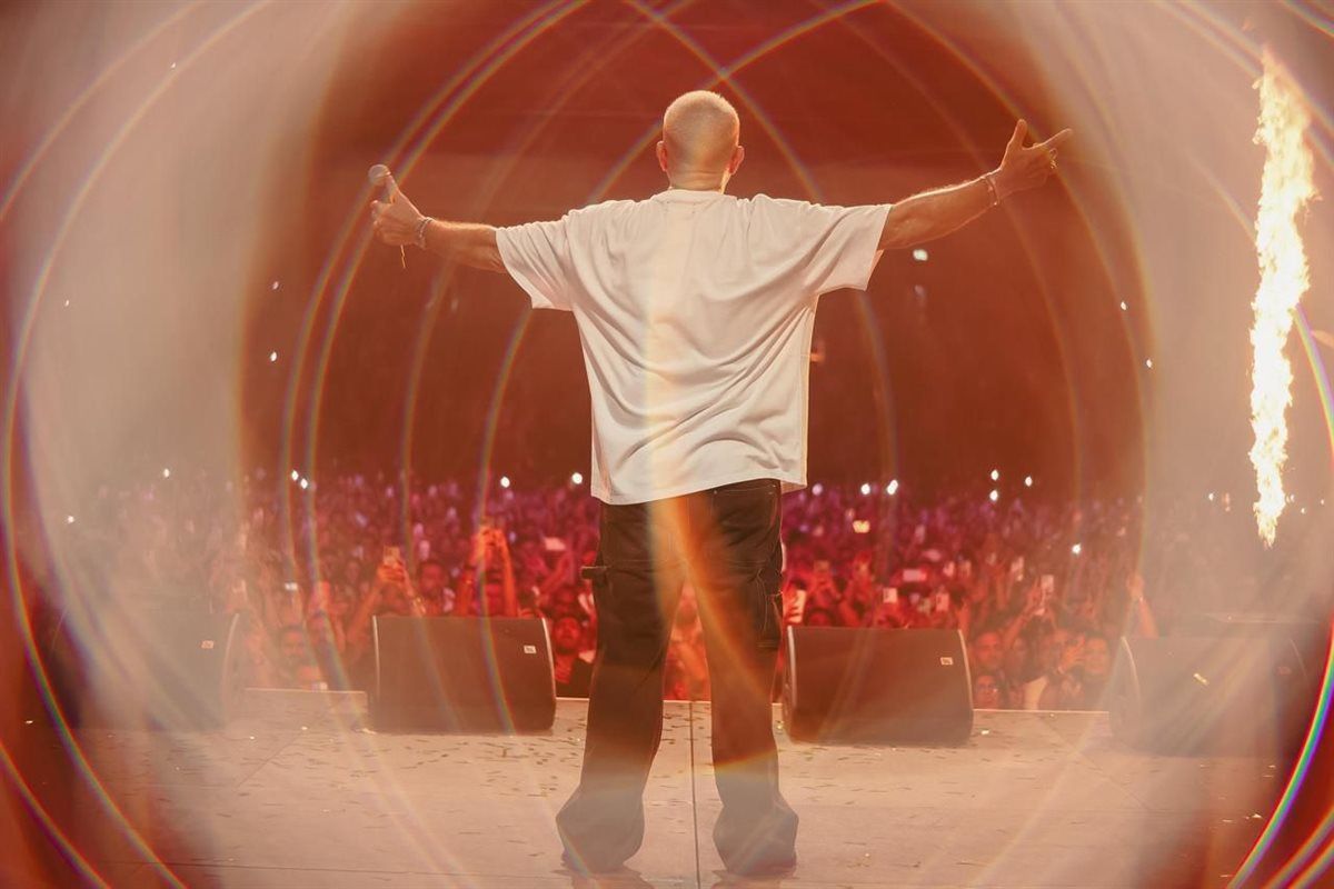 عمرو دياب يتألق في حفل أسطوري بدبي.. ارتدى "مفتاح الحياة" وحيا "المتحف المصري الكبير"