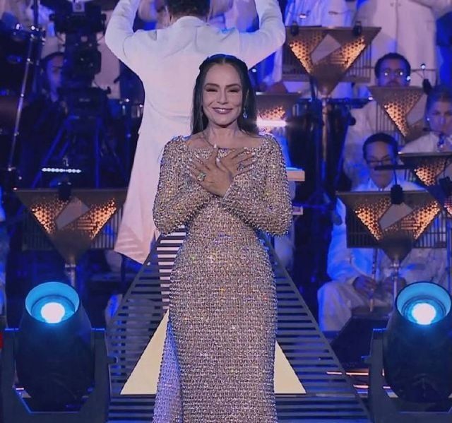 إطلالة تبهر الجمهور لـ أيقونة الجمال والفن شيريهان.. والجمهور يعلق: "اختيار موفق"