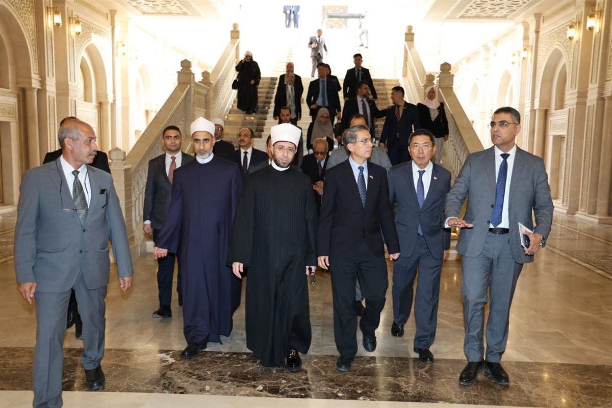 وزير الأوقاف يستقبل الوزير المكلف بالشئون الإسلامية بسنغافورة ويصحبه "بجولة بمسجد مصر الكبير"