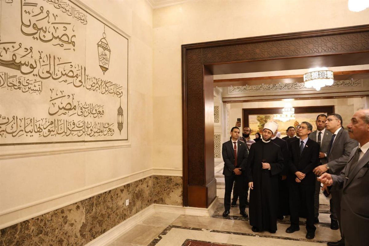 وزير الأوقاف يستقبل الوزير المكلف بالشئون الإسلامية بسنغافورة ويصحبه "بجولة بمسجد مصر الكبير"