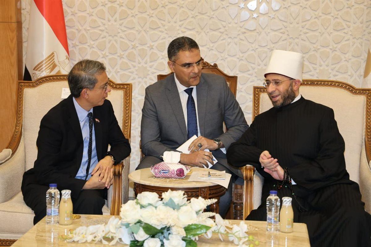 وزير الأوقاف يستقبل الوزير المكلف بالشئون الإسلامية بسنغافورة ويصحبه "بجولة بمسجد مصر الكبير"