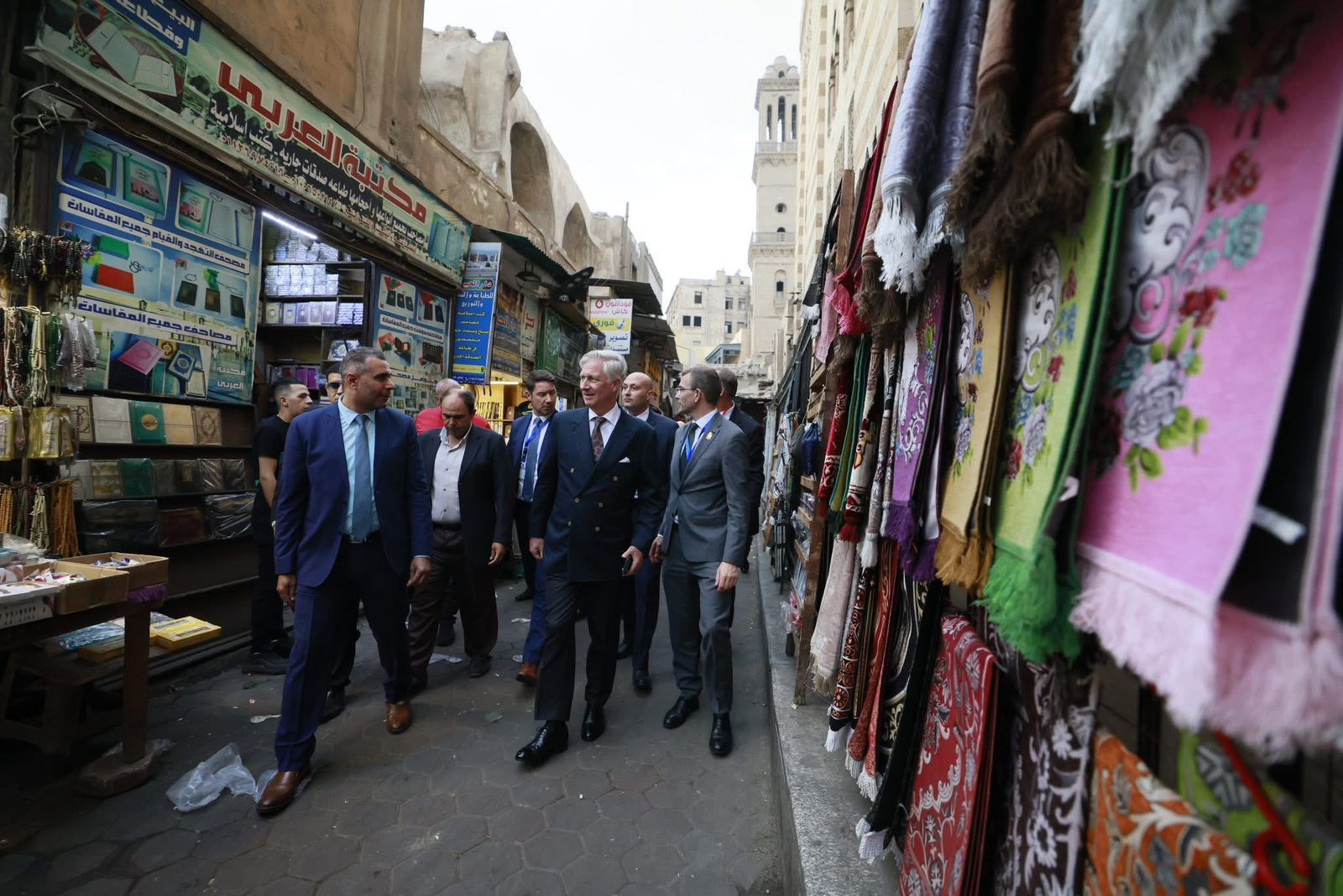 ملك بلجيكا يتجول في شوارع القاهرة ويستمتع بأجواء العاصمة التاريخية ومعالمها الأثرية