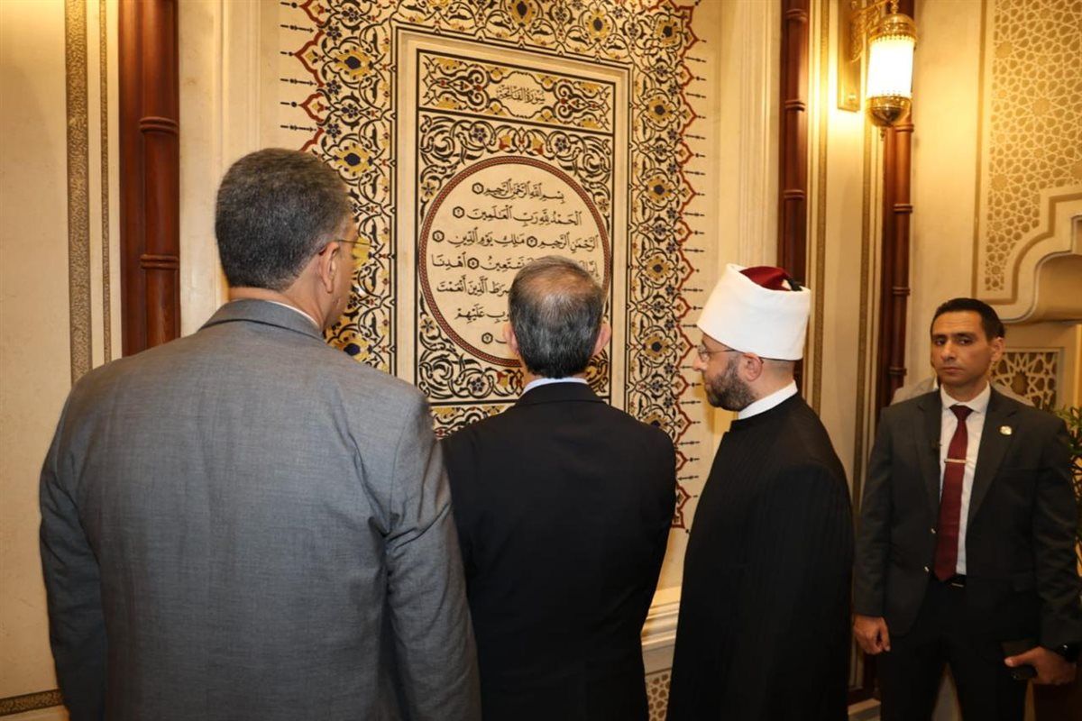 وزير الأوقاف يستقبل الوزير المكلف بالشئون الإسلامية بسنغافورة ويصحبه "بجولة بمسجد مصر الكبير"