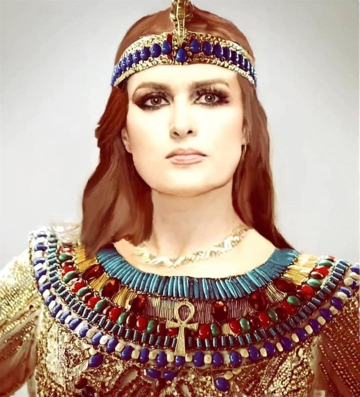 سيمون تخطف الأنظار بإطلالة مبهرة .. أناقة تعانق التاريخ وسحر يعيد مجد الحضارة