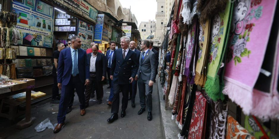 ملك بلجيكا يتجول في شوارع القاهرة ويستمتع بأجواء العاصمة التاريخية ومعالمها الأثرية