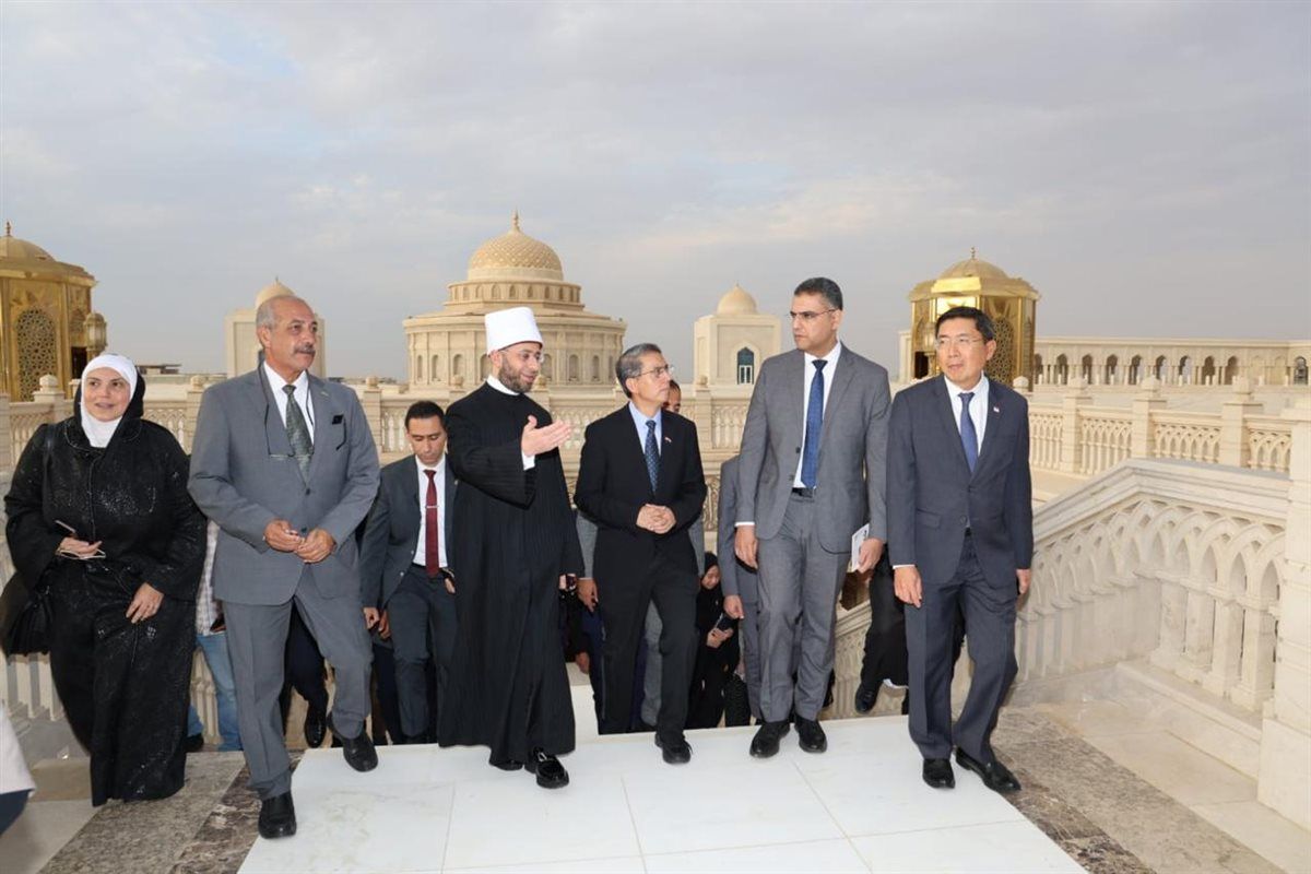 وزير الأوقاف يستقبل الوزير المكلف بالشئون الإسلامية بسنغافورة ويصحبه "بجولة بمسجد مصر الكبير"