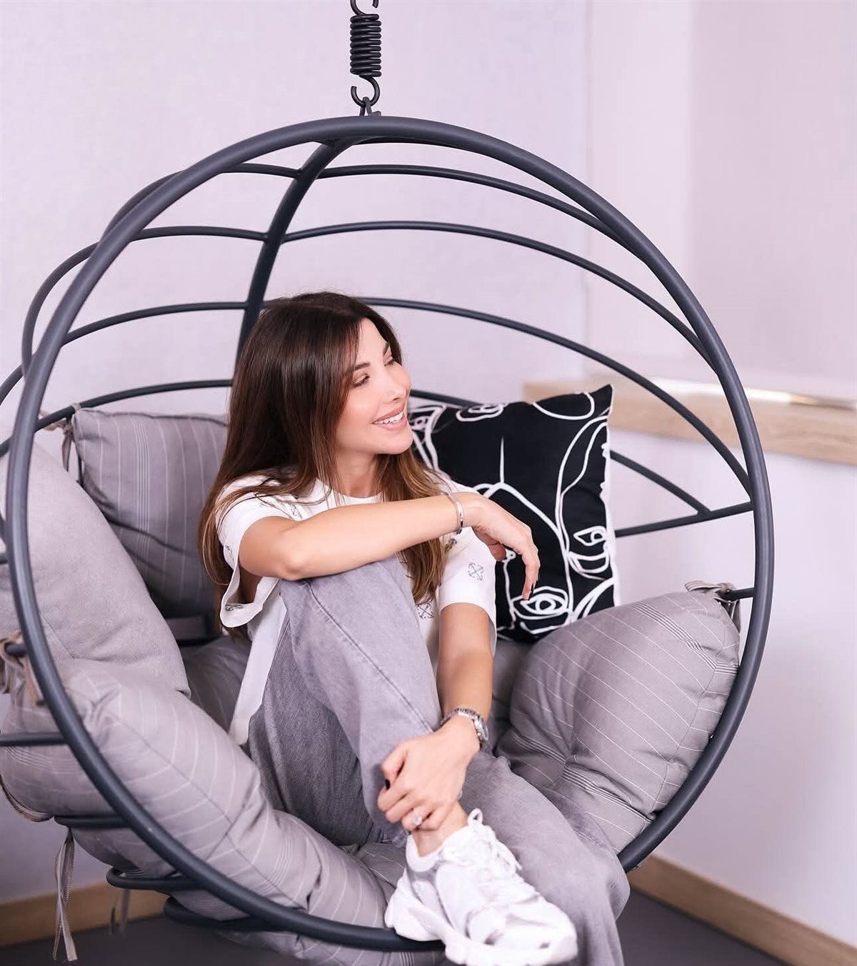 نانسي عجرم تتألق بإطلالة كاجوال مريحة وتتصدر التريند بجمالها الطبيعي