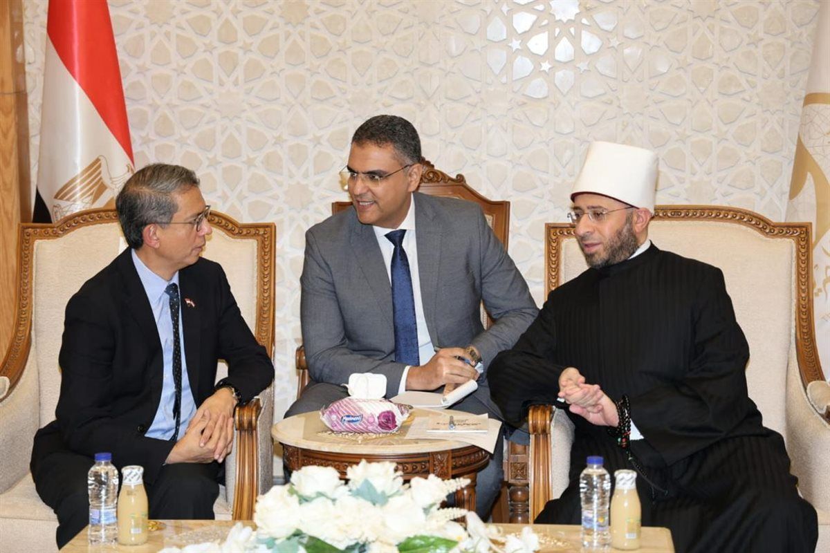 وزير الأوقاف يستقبل الوزير المكلف بالشئون الإسلامية بسنغافورة ويصحبه "بجولة بمسجد مصر الكبير"