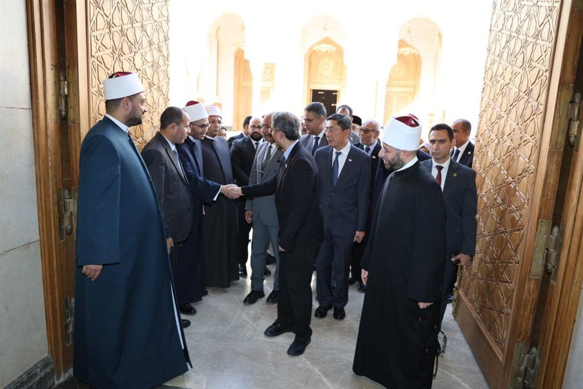 وزير الأوقاف يستقبل الوزير المكلف بالشئون الإسلامية بسنغافورة ويصحبه "بجولة بمسجد مصر الكبير"