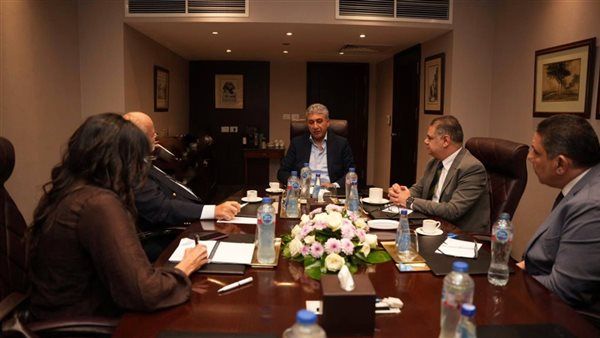 وزير السياحة والآثار يجتمع مع رئيس المجلس العالمي للسفر والسياحة لتعزيز التعاون