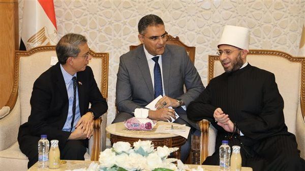 وزير الأوقاف يستقبل الوزير المكلف بالشئون الإسلامية بسنغافورة ويصحبه "بجولة بمسجد مصر الكبير"