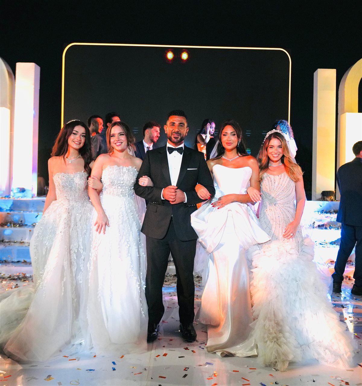 أحمد سعد يتصدر الترند مرتديًا بدلة زفاف وبجواره 4 عرائس