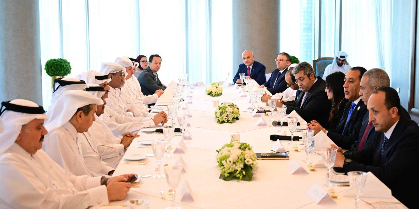 رئيس الوزراء يوجه الدعوة لرجال الأعمال والمستثمرين القطريين لزيادة حجم استثماراتهم بمصر