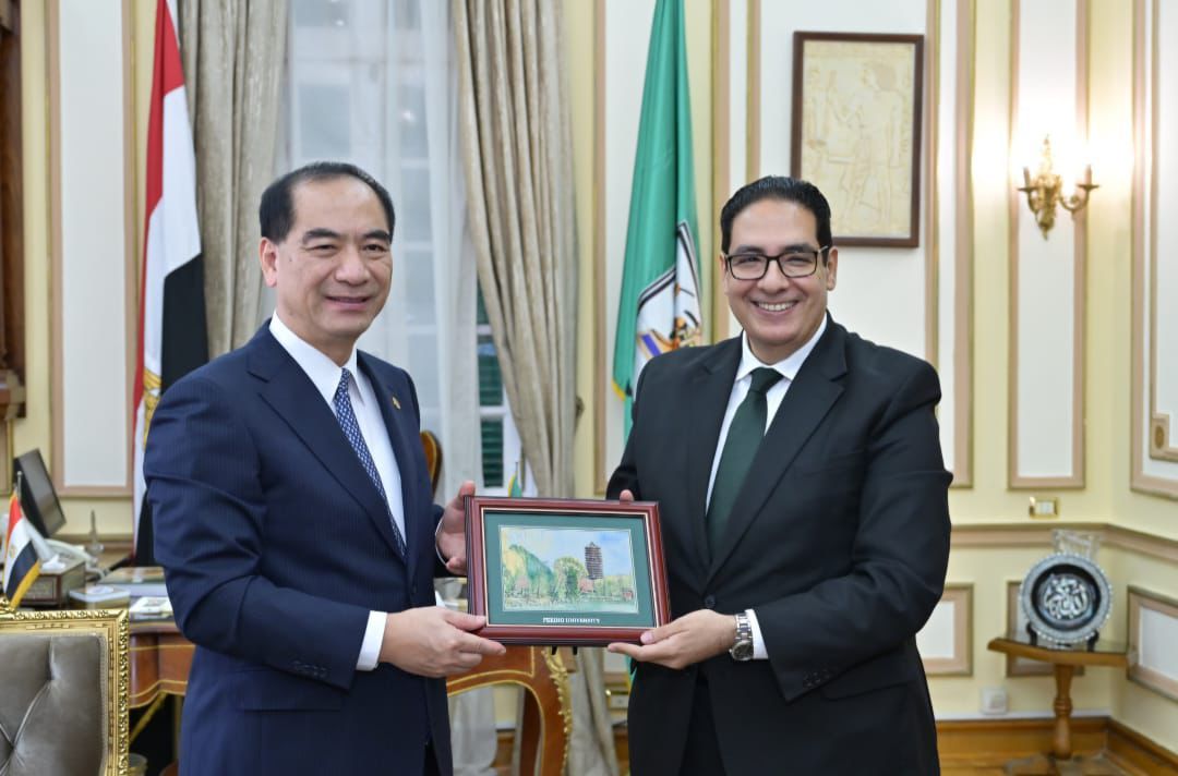 رئيس جامعة القاهرة يستقبل رئيس جامعة بكين لبحث تعزيز التعاون المشترك بين الجامعتين.