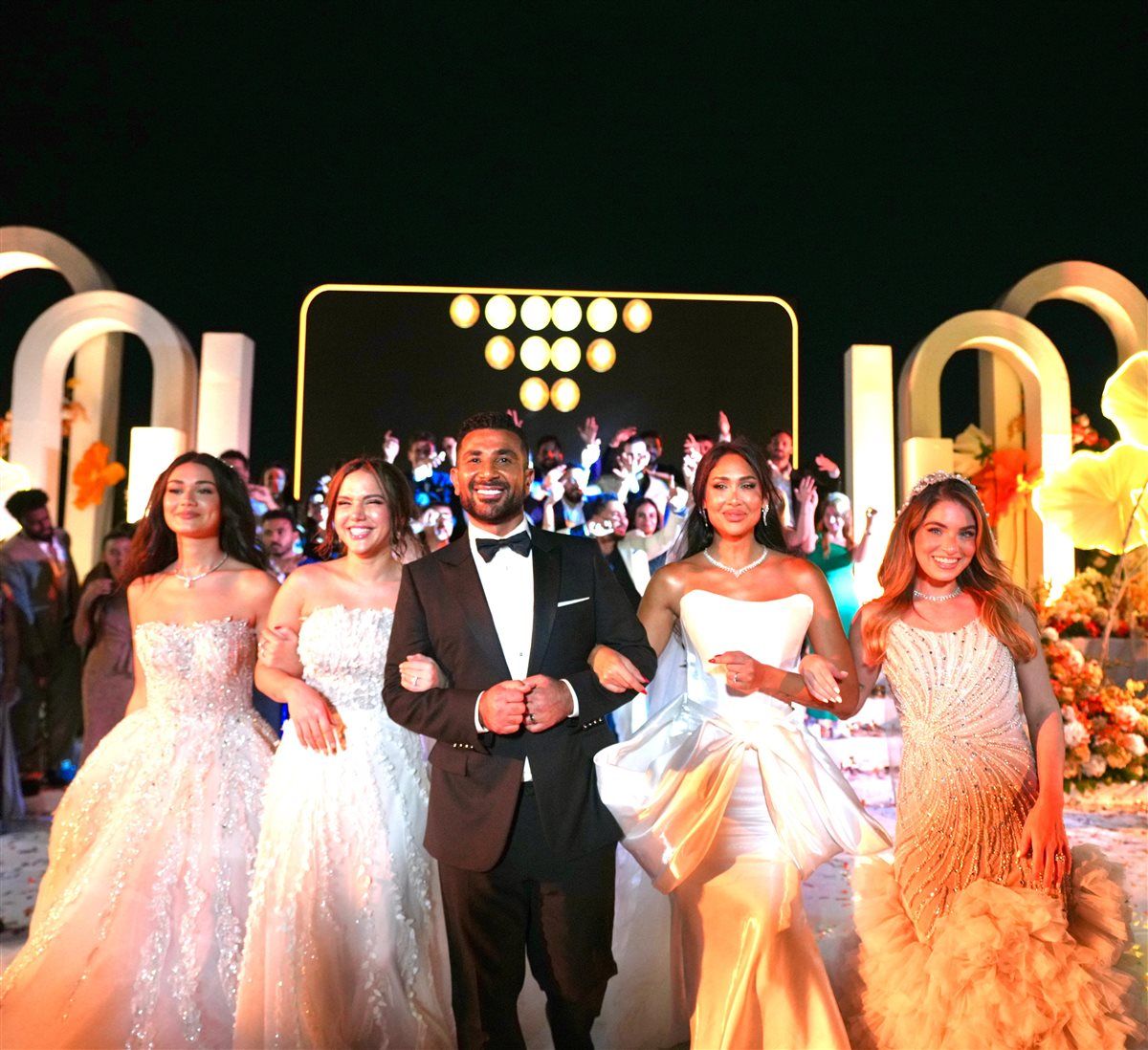 أحمد سعد يتصدر الترند مرتديًا بدلة زفاف وبجواره 4 عرائس