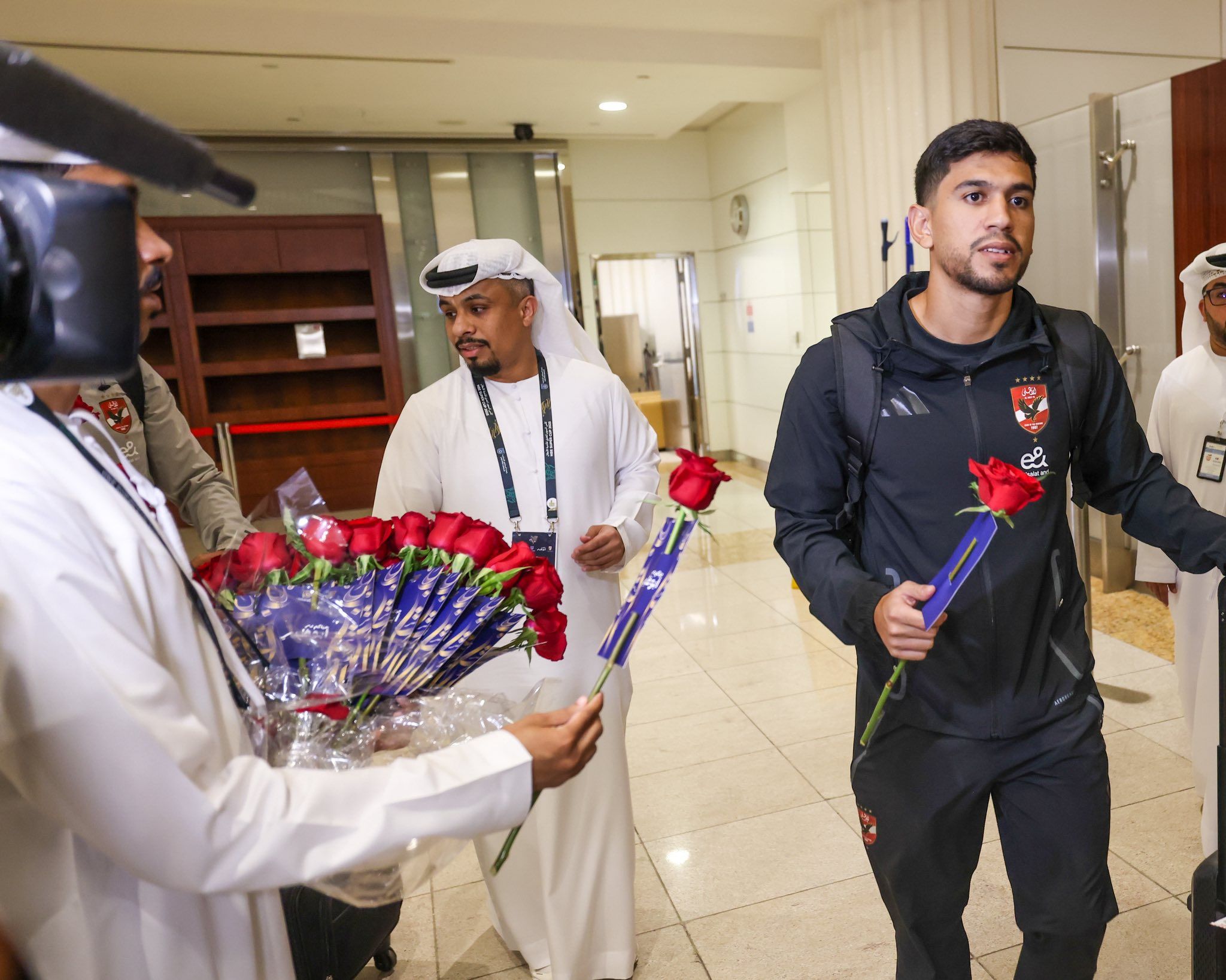 استقبال حافل بالورود لبعثة الأهلي في الإمارات استعدادا للسوبر.. صور