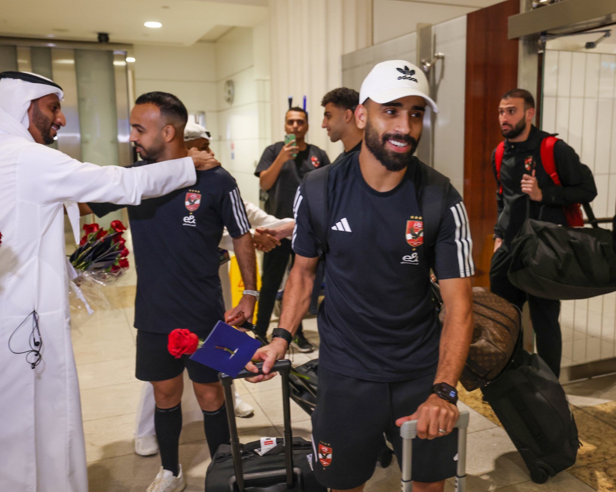 استقبال حافل بالورود لبعثة الأهلي في الإمارات استعدادا للسوبر.. صور
