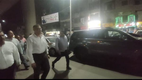 محافظ الجيزة يجوب شوارع الوراق وإمبابة ليلًا ويجازي نائب رئيس هيئة النظافة بسبب التقصير