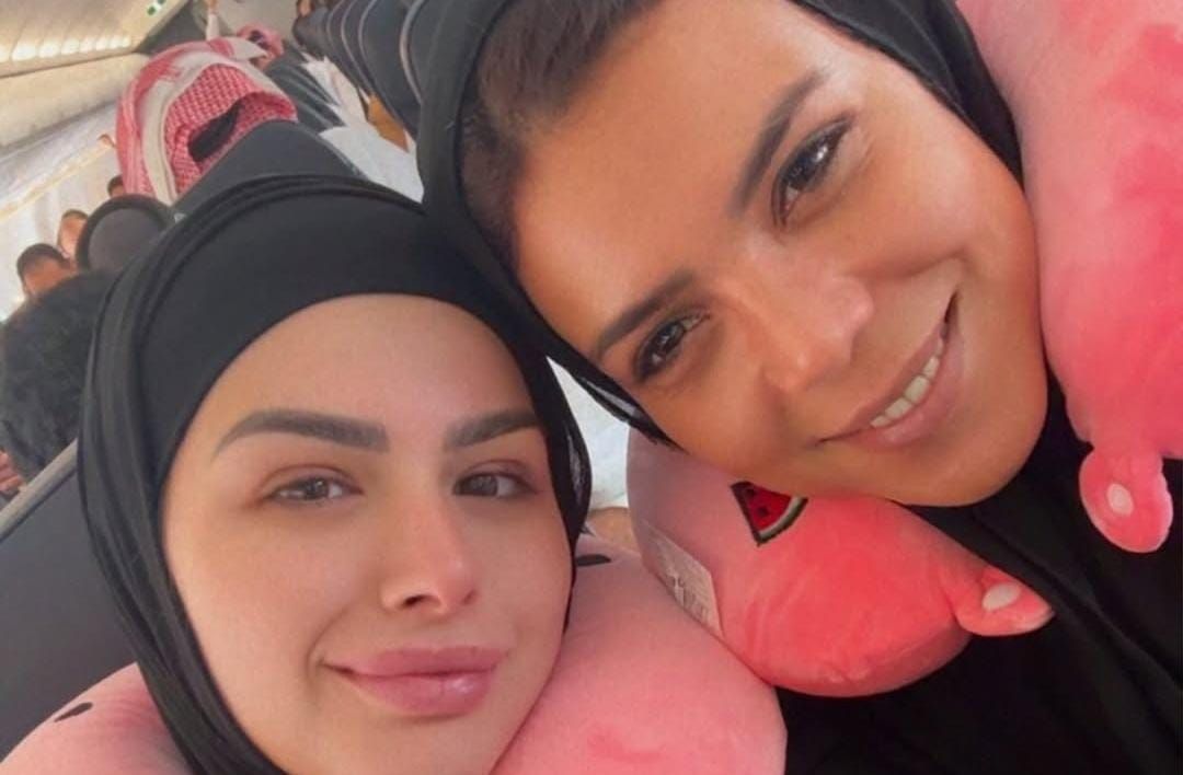 ناهد السباعي تؤدي العمرة برفقة هنادي مهنا من قلب الحرم المكي